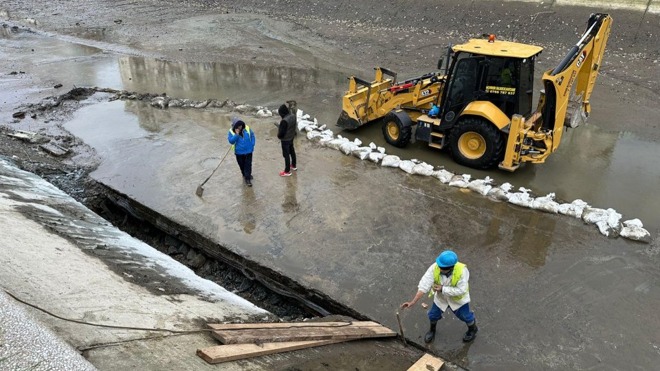 BUCUREȘTI: Infiltrații în albia betonată a râului Dâmboviţa