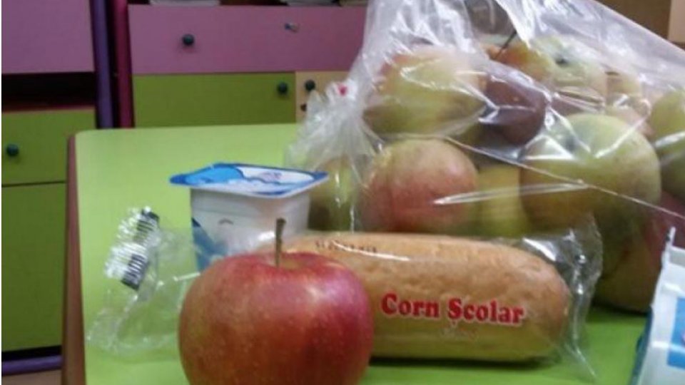 CARAȘ-SEVERIN: Programul școlar „Lapte, corn și măr”, în așteptare de șapte luni