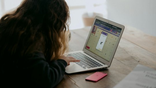 OMS: Un elev din șase, victimă a hărțuirii pe internet