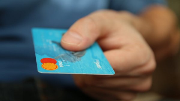Românii își vor putea plăti facturile cu cardul, la poștaș