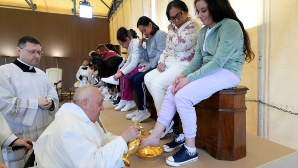 În Joia Mare, Papa Francisc a spălat picioarele unor deținute dintr-o închisoare din Roma