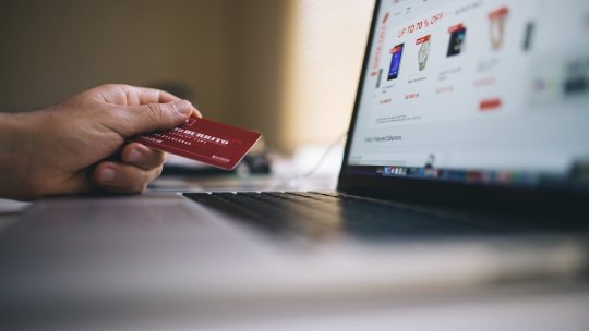 Românii, printre cei mai mari fani ai cumpărăturilor online din UE