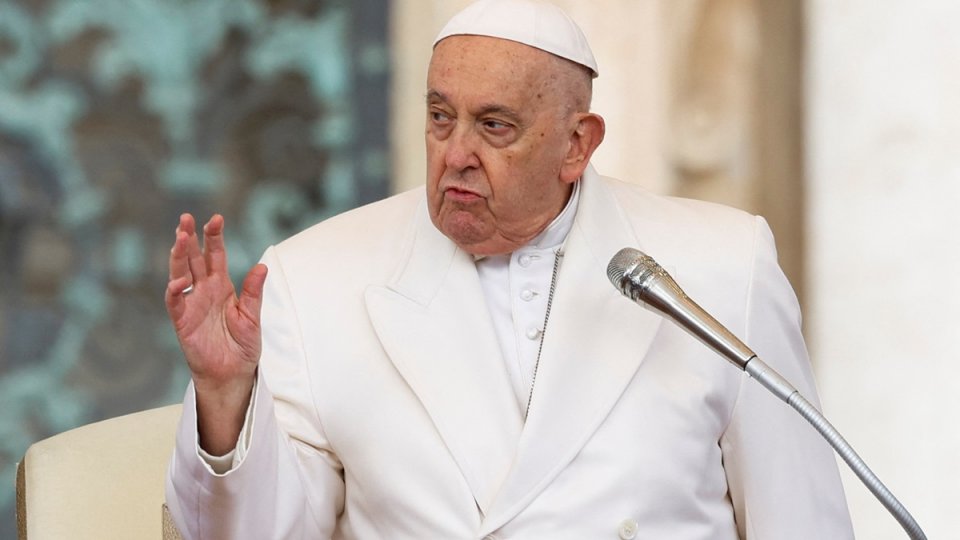 Papa Francisc: „Ucraina ar trebui să aibă curajul drapelului alb și să negocieze încheierea războiului”
