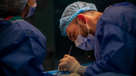 Premieră în România: O operație pe creier, efectuată printr-o incizie la nivelul pleoapei stângi