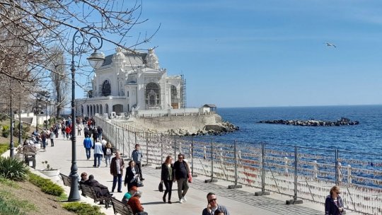 Constănțeni și turiști, la promenadă pe faleza Cazinoului