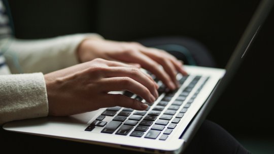 Ghid pentru identificarea materialelor de tip Deepfake, lansat de DNSC