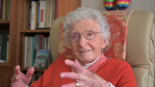 JO 2024: Torța olimpică, purtată de o femeie de 102 ani, fostă membră a mişcării de rezistenţă împotriva nazismului