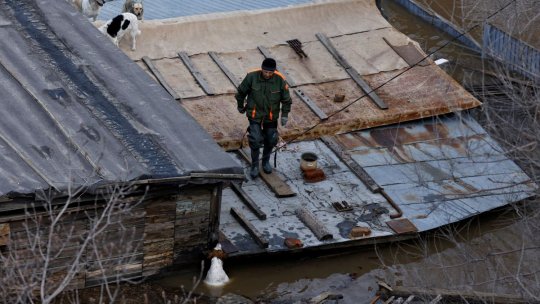 Inundații în Rusia: Situația este critică la Orenburg, unde au rămas la vedere doar acoperișurile caselor