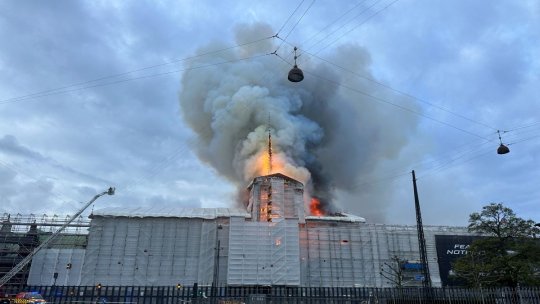 Incendiu masiv la fosta clădire a bursei de valori din Copenhaga, veche de 400 de ani | VIDEO