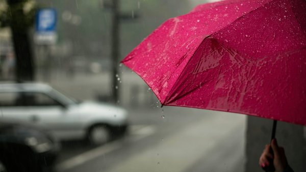 Cod galben de ploi torențiale și vijelii în București și în 16 județe