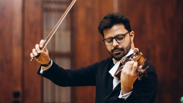 Răzvan Stoica duce vioara Stradivarius în colegiile din București