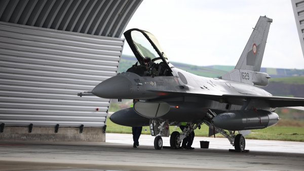 Trei avioane F-16 cumpărate de România au ajuns la Câmpia Turzii