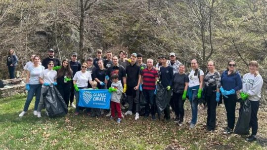 Acțiune de ecologizare pe malurile râului Bistrița, organizată de voluntarii din Gorj