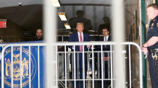 SUA: Un bărbat a murit după ce și-a dat foc în fața tribunalului unde este judecat Donald Trump