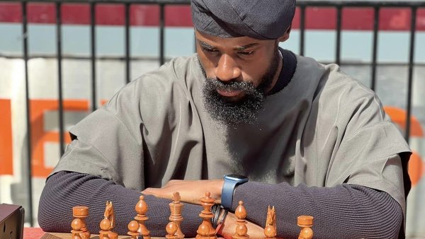 Record mondial: Un tânăr nigerian a jucat șah într-un maraton de aproape 60 de ore