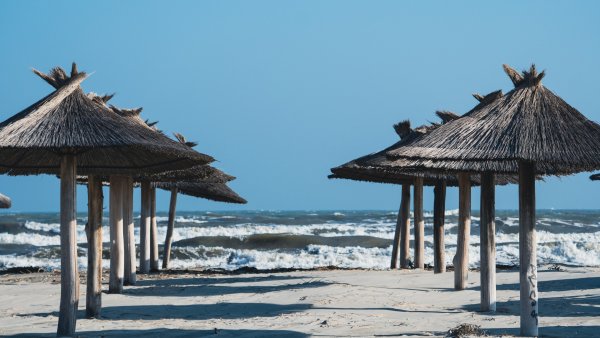 Sezonul turistic în Sulina începe cu ecologizarea plajei de la Marea Neagră