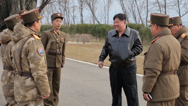 Coreea de Nord: O simulare de contraatac nuclear, supervizată de Kim Jong Un