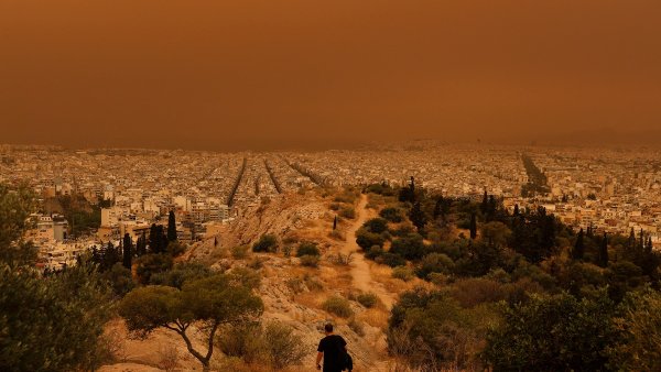 Atena, acoperită de nori de praf saharian. Fenomenul, vizibil și în România | FOTO