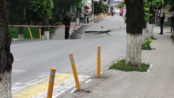 SLĂNIC PRAHOVA: O parte a unei străzi s-a prăbușit