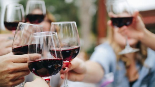 OMS, semnal de alarmă cu privire la numărul adolescenților care consumă alcool și folosesc țigări electronice