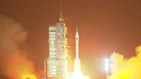 China a trimis un echipaj de trei oameni către stația sa spațială | VIDEO