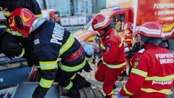 NEAMȚ: Autoturism cuprins de flăcări după ce a intrat într-un buldoexcavator