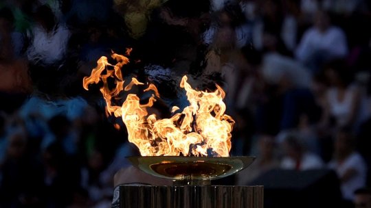 JO 2024: Flacăra olimpică, predată organizatorilor francezi