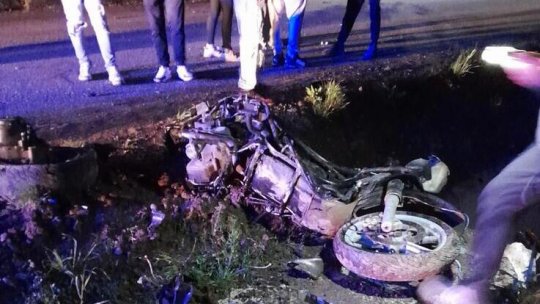 SUCEAVA: Doi tineri au murit după ce s-au izbit cu motoscuterul de un podeţ