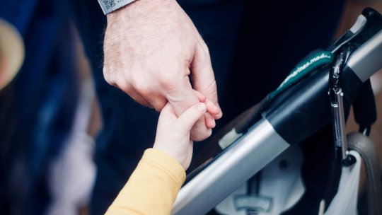 Peste 50% dintre românii plecați la muncă în străinătate își vor petrece Paștele departe de copiii lor