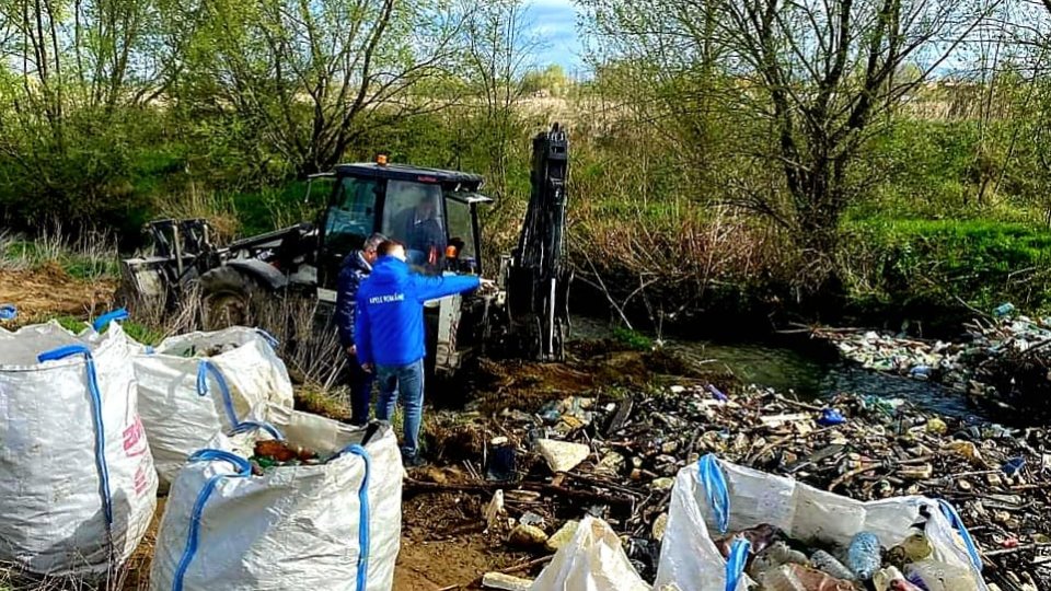 ALBA: Peste două tone de gunoaie, adunate din Valea Galda