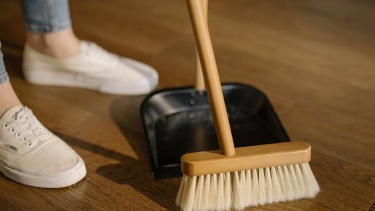 Studiu: Femeile își sacrifică de 5 ori mai mult timp decât bărbații pentru treburile casnice