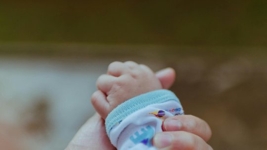 Legea ce le dă dreptul mamelor minore să decidă pentru ele și copiii lor, promulgată