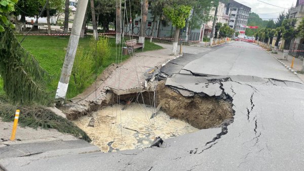 SLĂNIC PRAHOVA: Primele lucrări de stabilizare a zonei afectate de surparea unei străzi | VIDEO