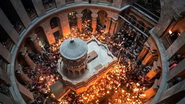 Lumina Învierii, aprinsă la Biserica Sfântului Mormânt din Ierusalim | VIDEO