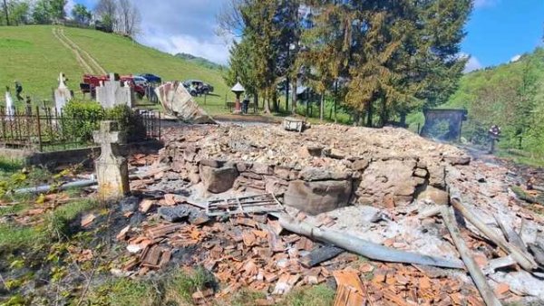 ALBA: O biserică de lemn, distrusă de un incendiu după slujba de Paşti