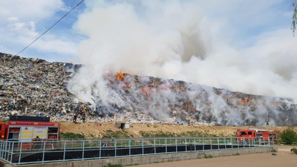GALAȚI: Groapa de gunoi de la Tirighina arde de peste 23 de ore
