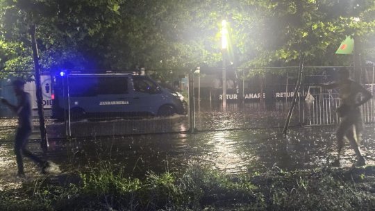 București: Peste 100 de străzi inundate, zeci de copaci căzuți și mașini avariate din cauza furtunii | VIDEO