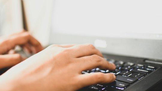 Domeniile cu cele mai multe locuri de muncă pentru studenţii şi elevii din România, pe timpul verii