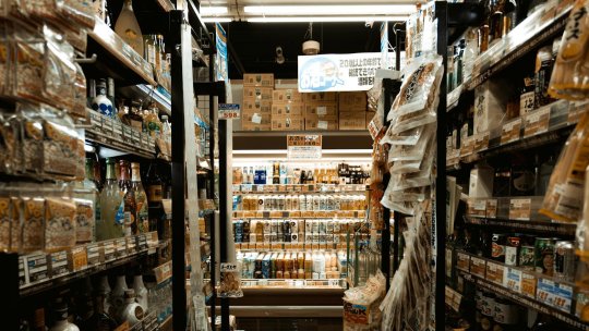 CLUJ: Produse expirate din 2016, pe rafturile magazinelor din sate