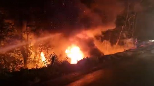 ARGEȘ: Un autocamion s-a răsturnat și a luat foc pe DN 7 | VIDEO