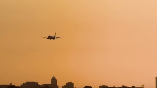 Sute de români, blocați pe aeroporturi după anularea zborurilor