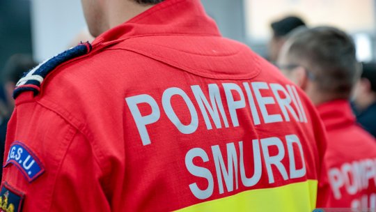 București: Incendiu la faţada unui complex comercial