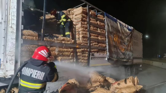 VAMA GIURGIU: Un TIR care transporta cărbuni pentru grătar a luat foc