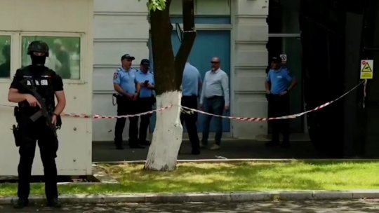 București: Sirianul care a încercat să îşi dea foc în faţa Ambasadei Israelului, dus la Parchet pentru audieri