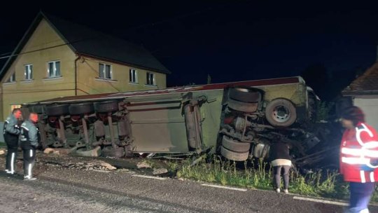 HARGHITA: Șofer rănit după ce camionul pe care îl conducea s-a oprit în peretele unei case