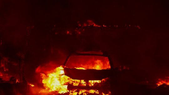 „Megaincendiu” în California. Mii de persoane evacuate după ce un bărbat a împins o mașină în flăcări într-o râpă | VIDEO