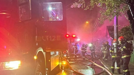 BUCUREȘTI: 3 persoane, spitalizate după un incendiu care a cuprins un grup de locuințe învecinate