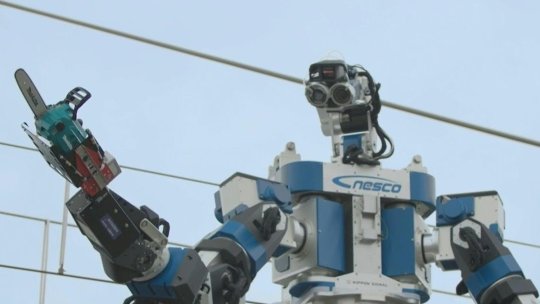 Japonia: Un robot care seamănă cu personajele „rele” din animațiile vechi, folosit la întreținerea căilor ferate
