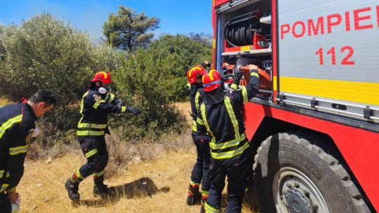 Pompierii vâlceni depun eforturi pentru a stinge un incendiu forestier izbucnit în masivul Buila
