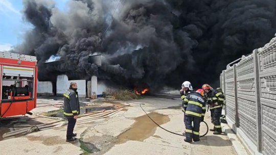 CONSTANȚA: Incendiu la un depozit din Costineşti. A fost transmis un mesaj Ro-Alert | VIDEO